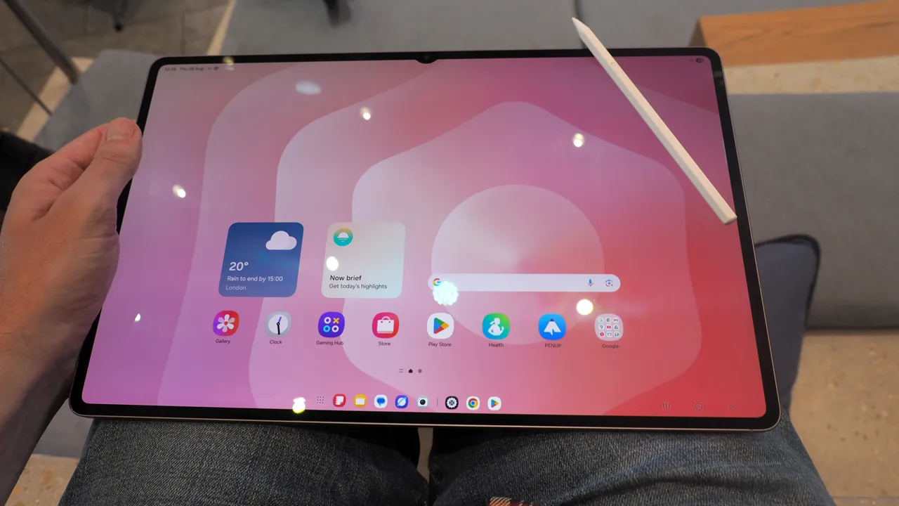 Samsung Tab S11 Ultra — огромный планшет, который пугает своими размерами
