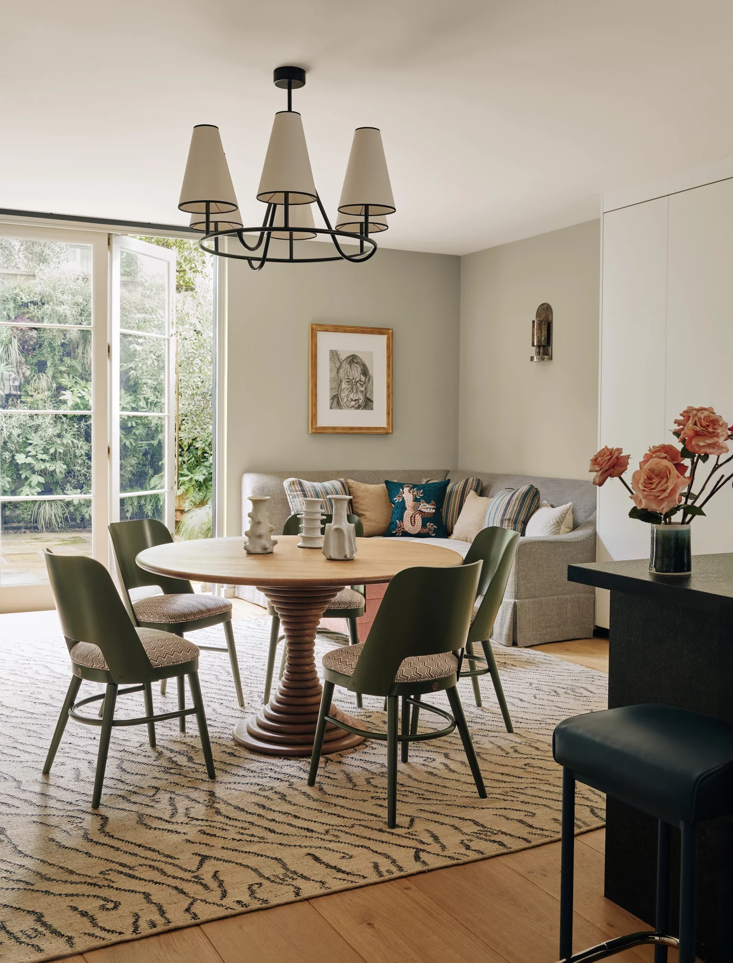 Гостиная вместо столовой: 12 идей, как есть стильно, а не на коленях