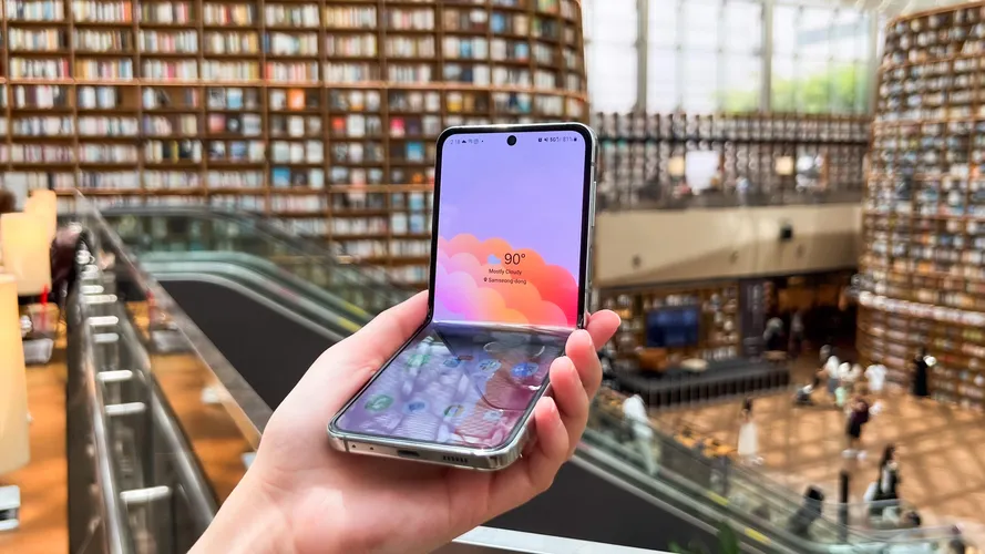 Лучшие смартфоны-раскладушки 2025 года: какое место занимает Samsung Galaxy Z Flip 7?