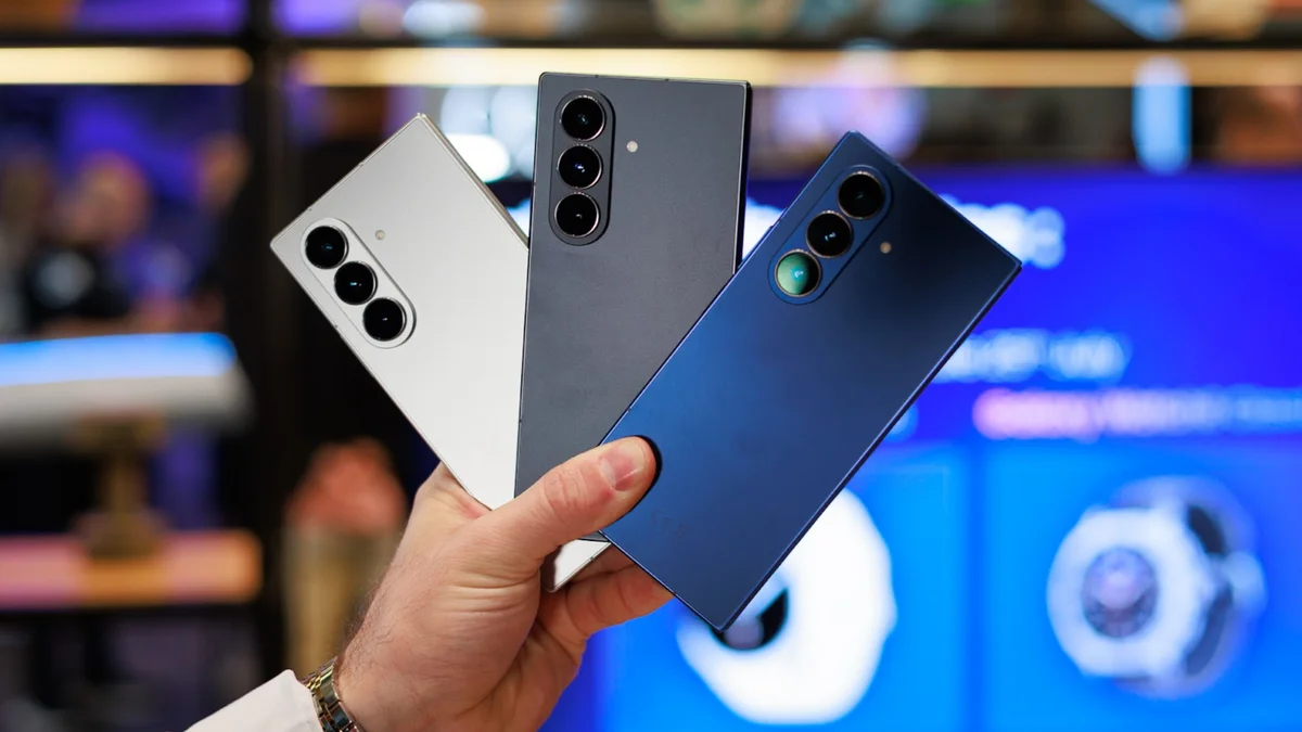 456950Заплати 162 тыс. руб. и смотри, как твой Samsung облезает: краска на Z Fold 7 снова отслаивается