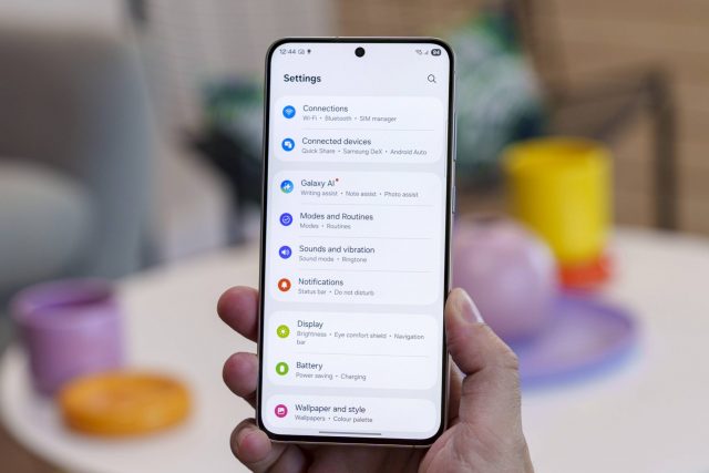 Только вышел, а уже обновляется что нового Samsung приготовила для «народного флагмана» Galaxy S25 FE (2) Только вышел, а уже обновляется: что нового Samsung приготовила для «народного флагмана» Galaxy S25 FE
