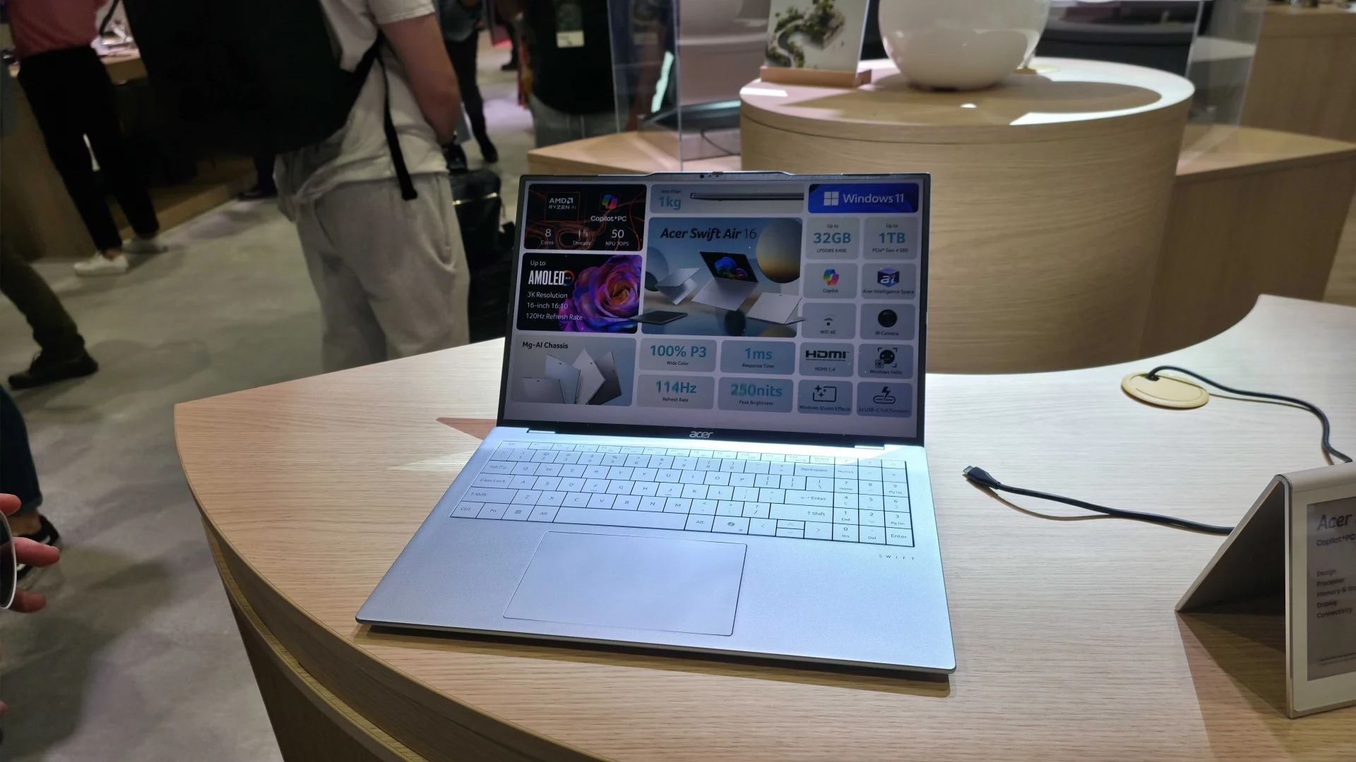 Acer показала на IFA «убийцу» MacBook Air, монструозный 5K-монитор и безумный игровой электробайк