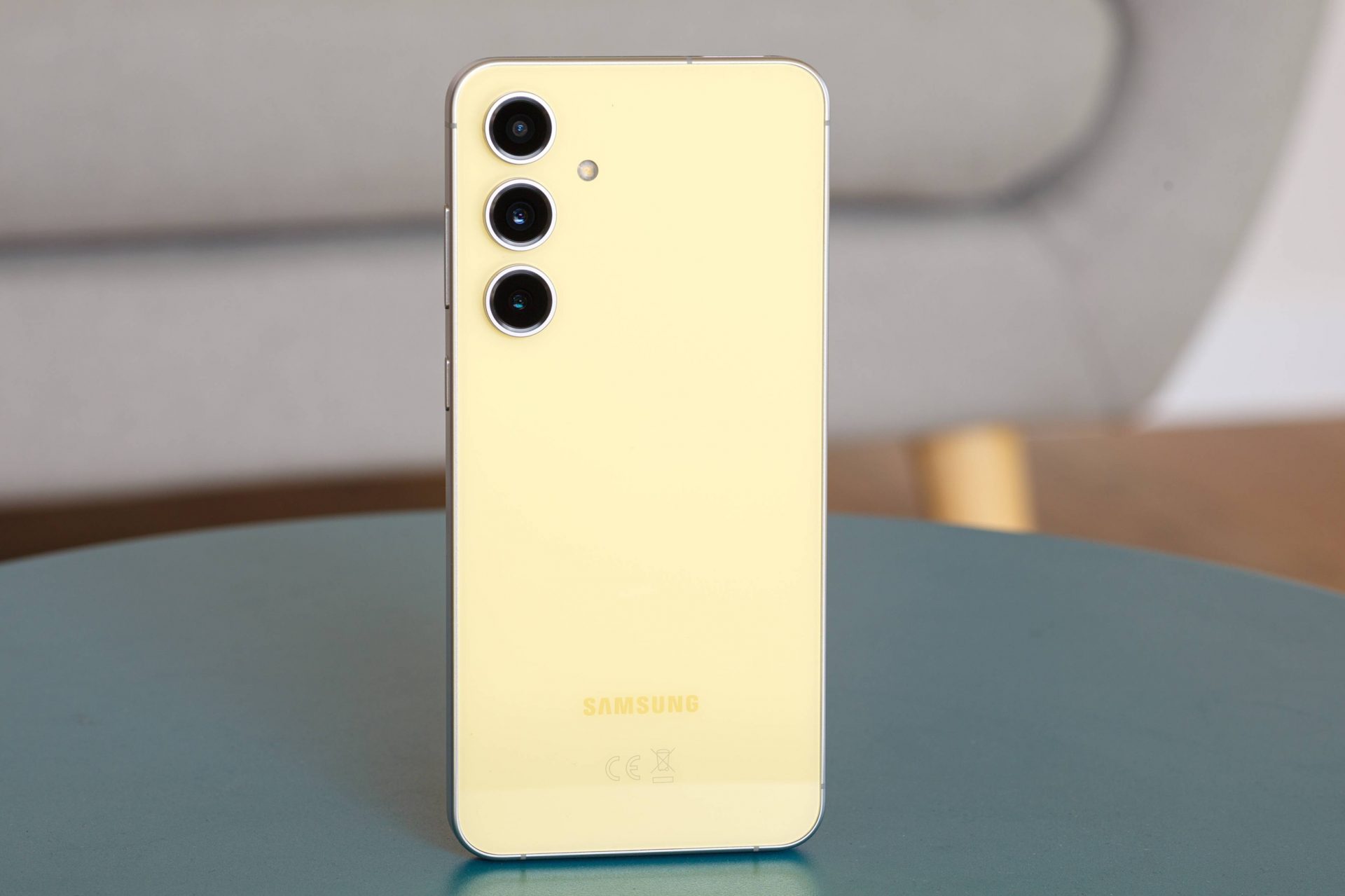  Владельцы Galaxy S24 FE, ликуйте: стабильная One UI 8 на базе Android 16 уже здесь