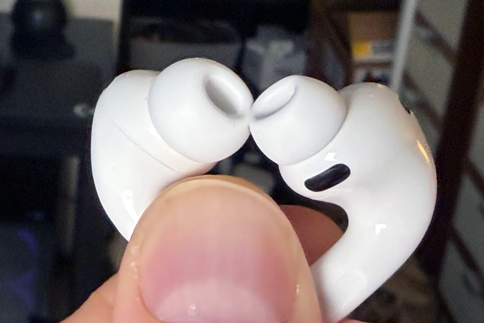 481591Внимание: не пытайтесь надеть амбушюры от AirPods Pro 3 на старые модели. И вот почему