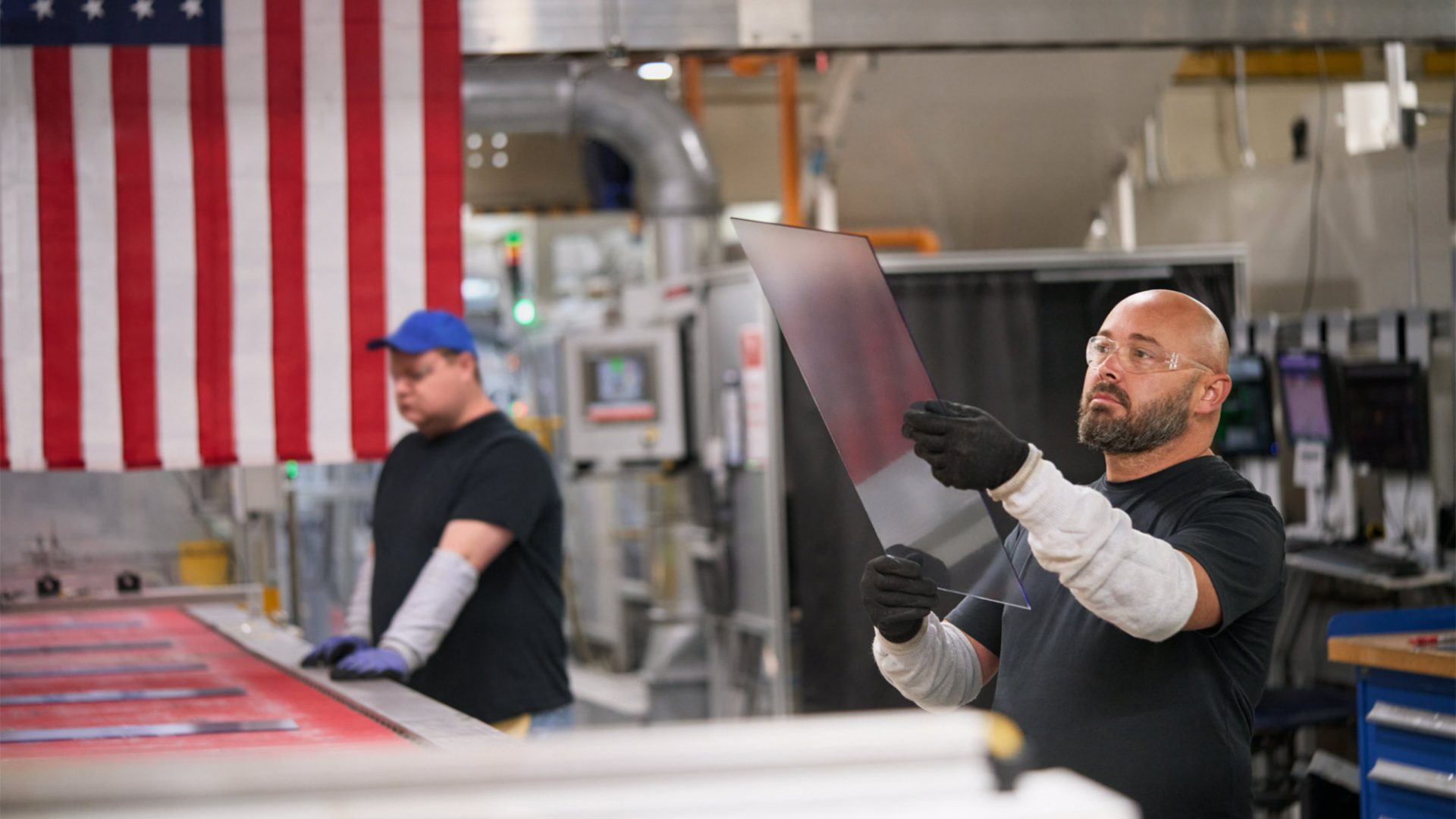 Завтрашний день уже здесь: iPhone 17 будут собирать роботы. фото