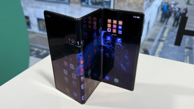 ZyduxoKi5ZjreHqhqZzaW3 Три экрана и мощный зум: все детали утечки о Galaxy Z Tri-Fold