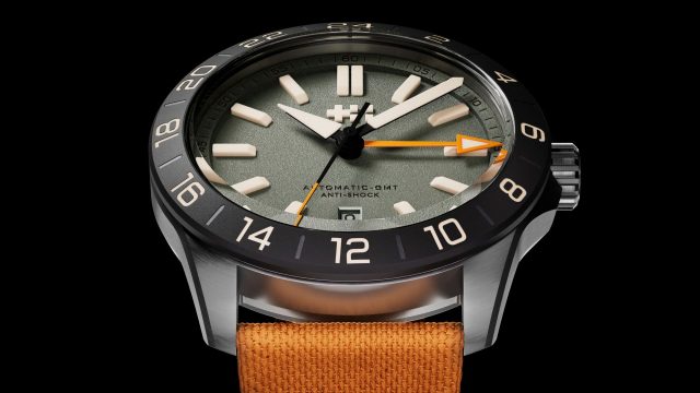 Christopher Ward C63 GMT — часы в военном стиле