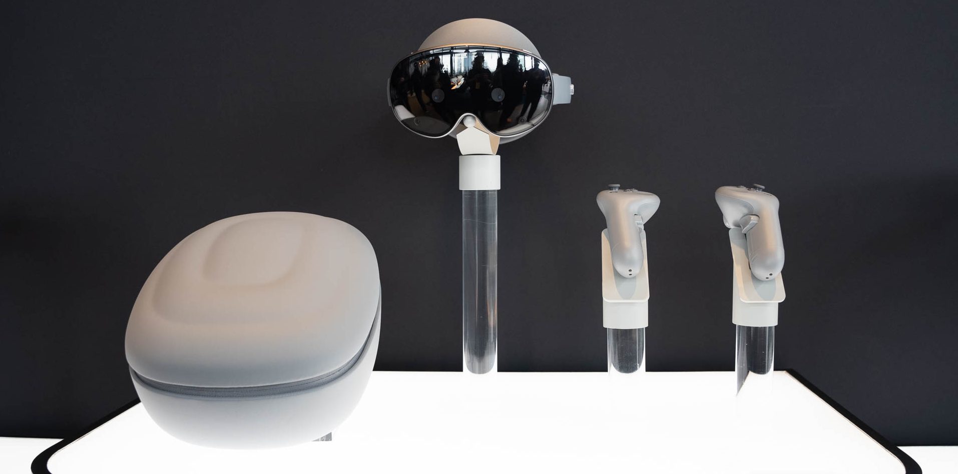 Гарнитура Galaxy XR с контроллерами и футляром