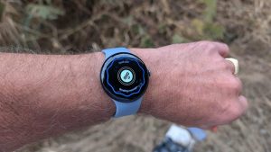 Обзор Google Pixel Watch 4 — лучшие функции безопасности