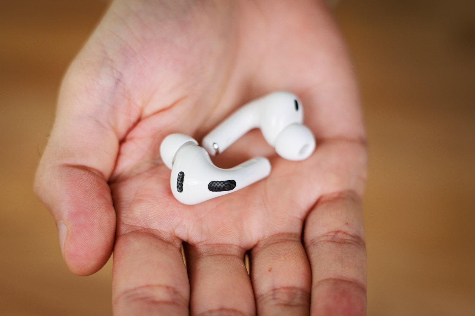 Наушники AirPods сами ставят воспроизведение на паузу