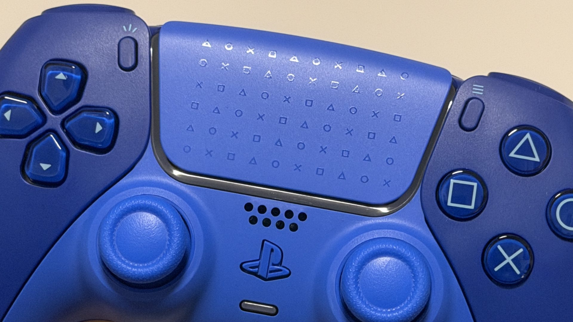PlayStation удивила новым DualSense Icon Blue, и он исчезнет мгновенно картинка Контроллер DualSense Icon Blue: дерзкий и яркий