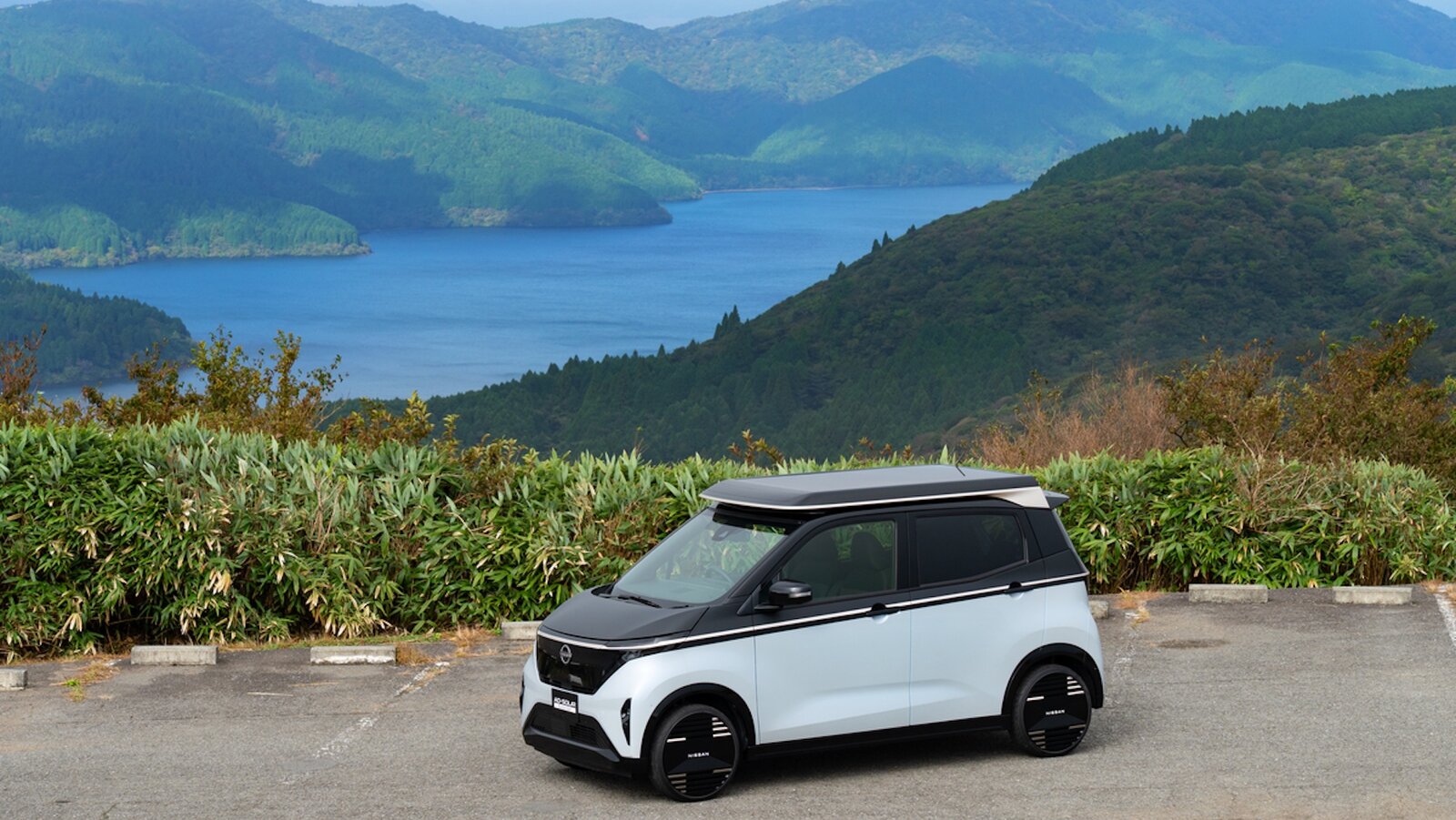 Автомобиль Nissan с выдвижной солнечной крышей