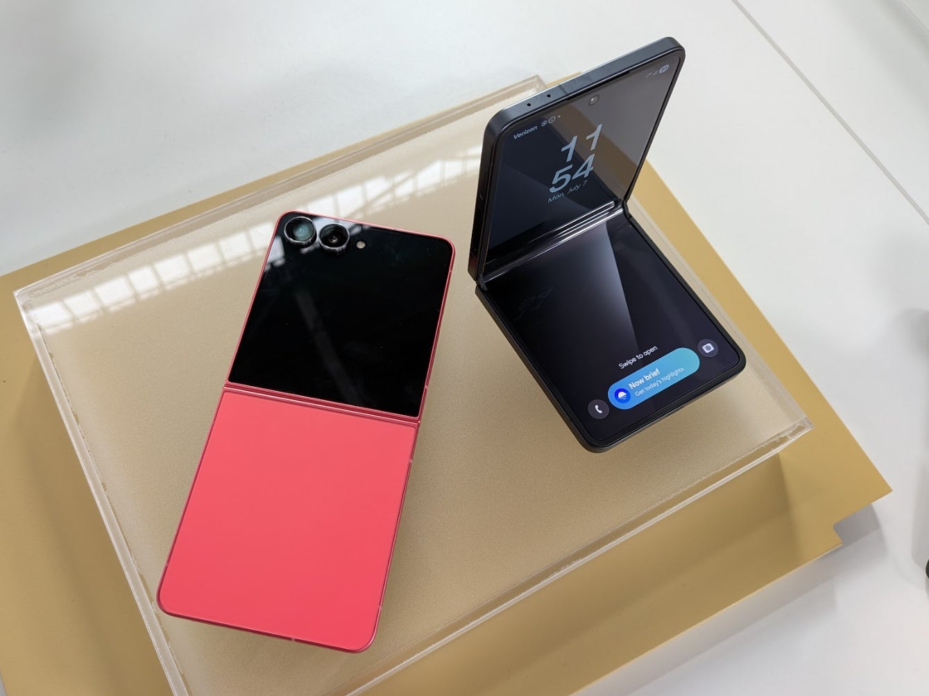 iPhone Flip: Apple готовит раскладушку к 2028 году