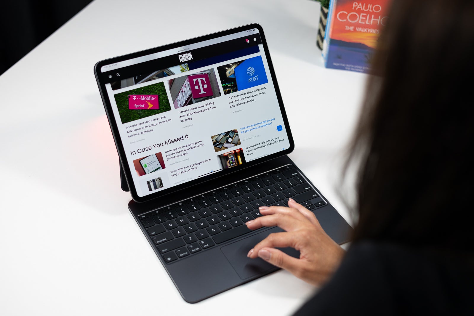 Apple заставит MacBook стать сенсорным — и вы за это заплатите картинка Apple готовит MacBook с сенсорным экраном к 2027 году