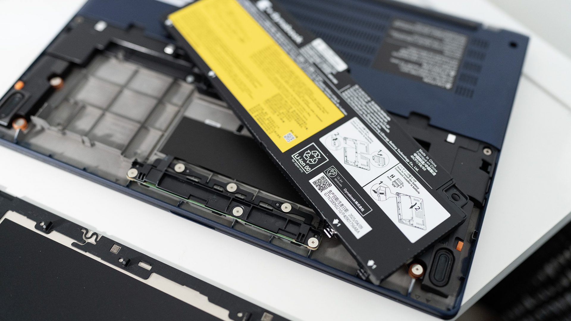 Обзор Dynabook Portégé Z40L-N — легчайший бизнес-ноутбук картинка Dynabook Portégé Z40L-N