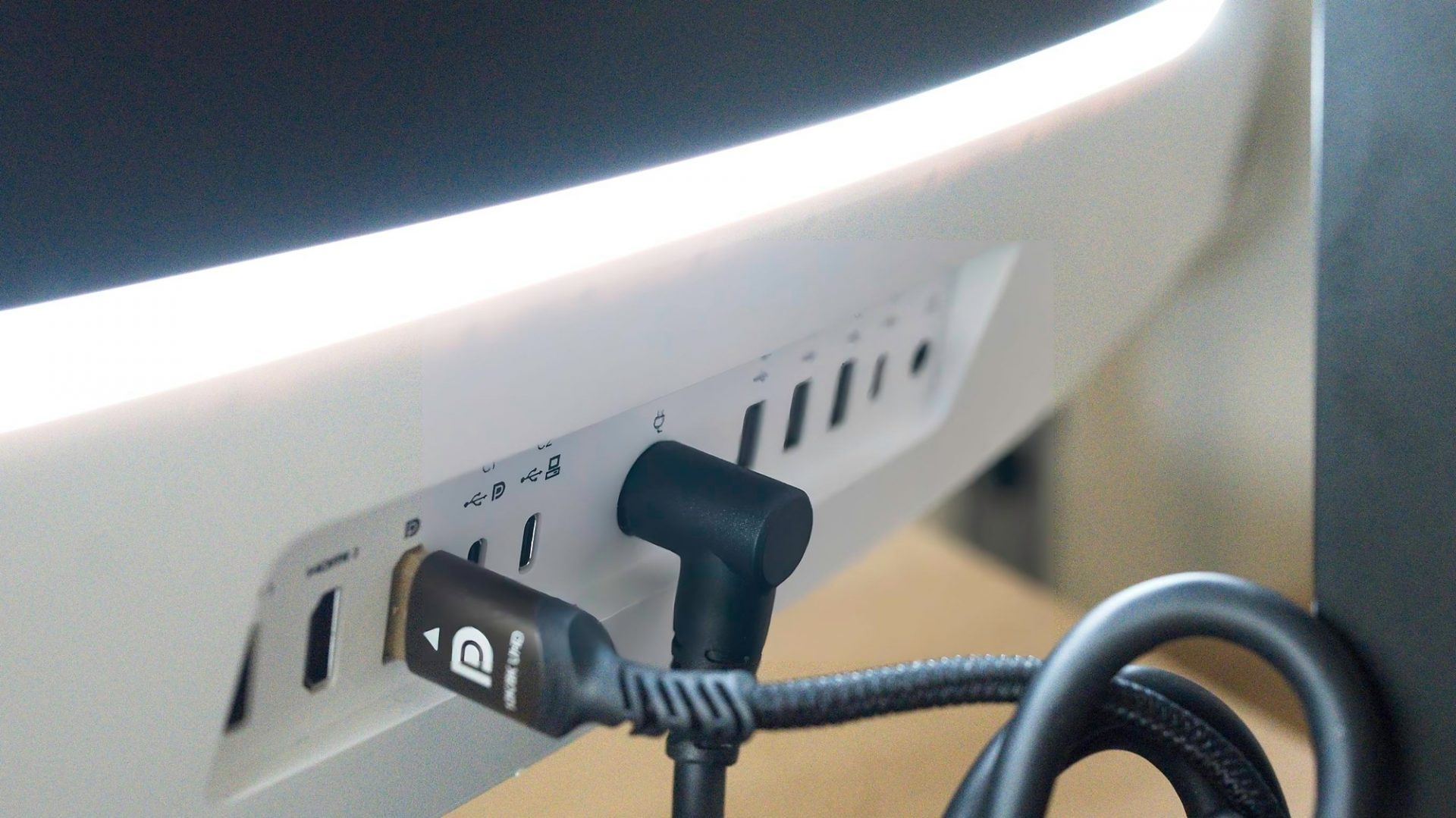 HP Omen Transcend 32