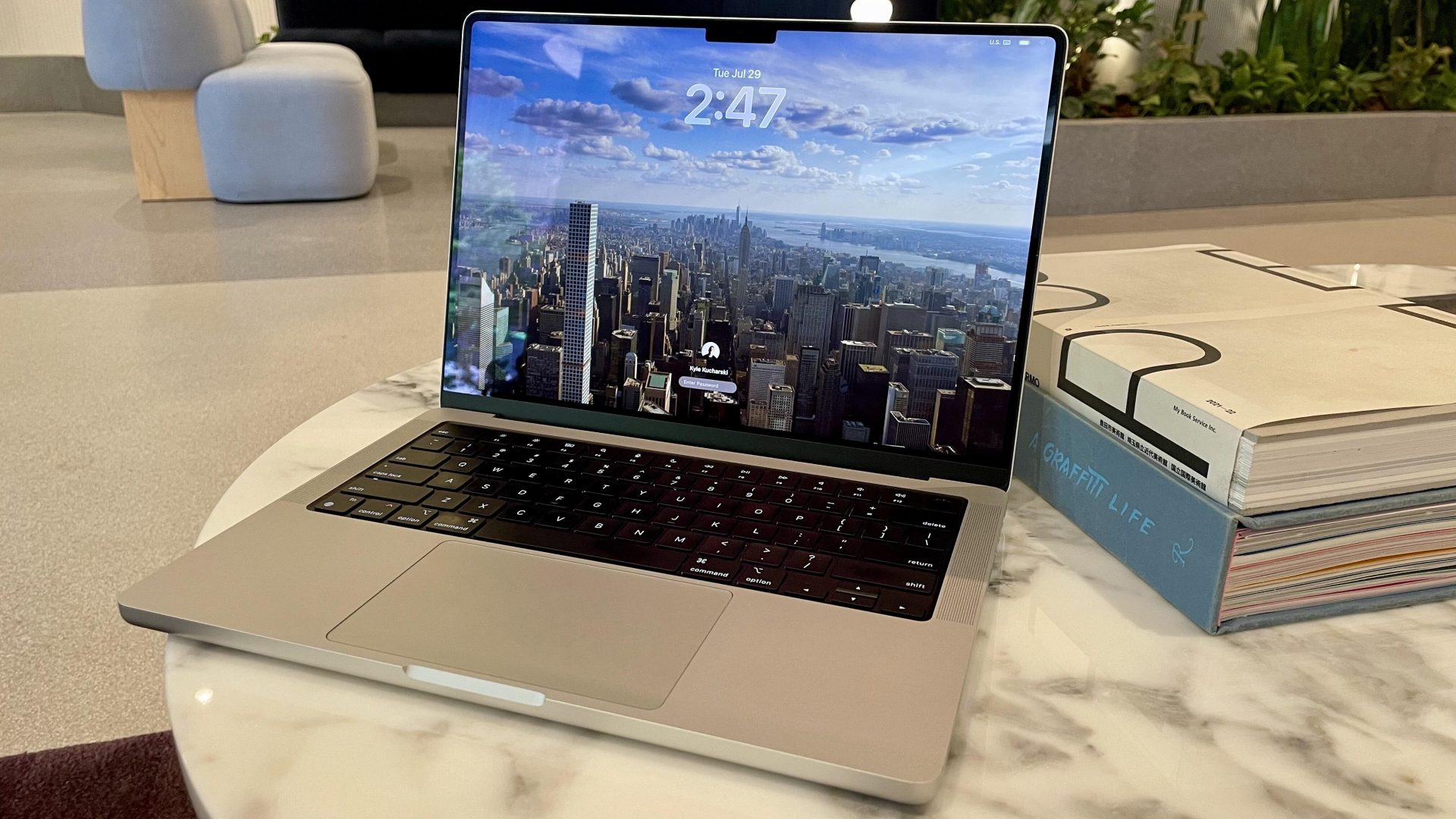 Стоит ли менять MacBook Pro M1 на M5: разбираемся в цифрах картинка MacBook Pro M5: вдвое быстрее M1 с мощным ИИ