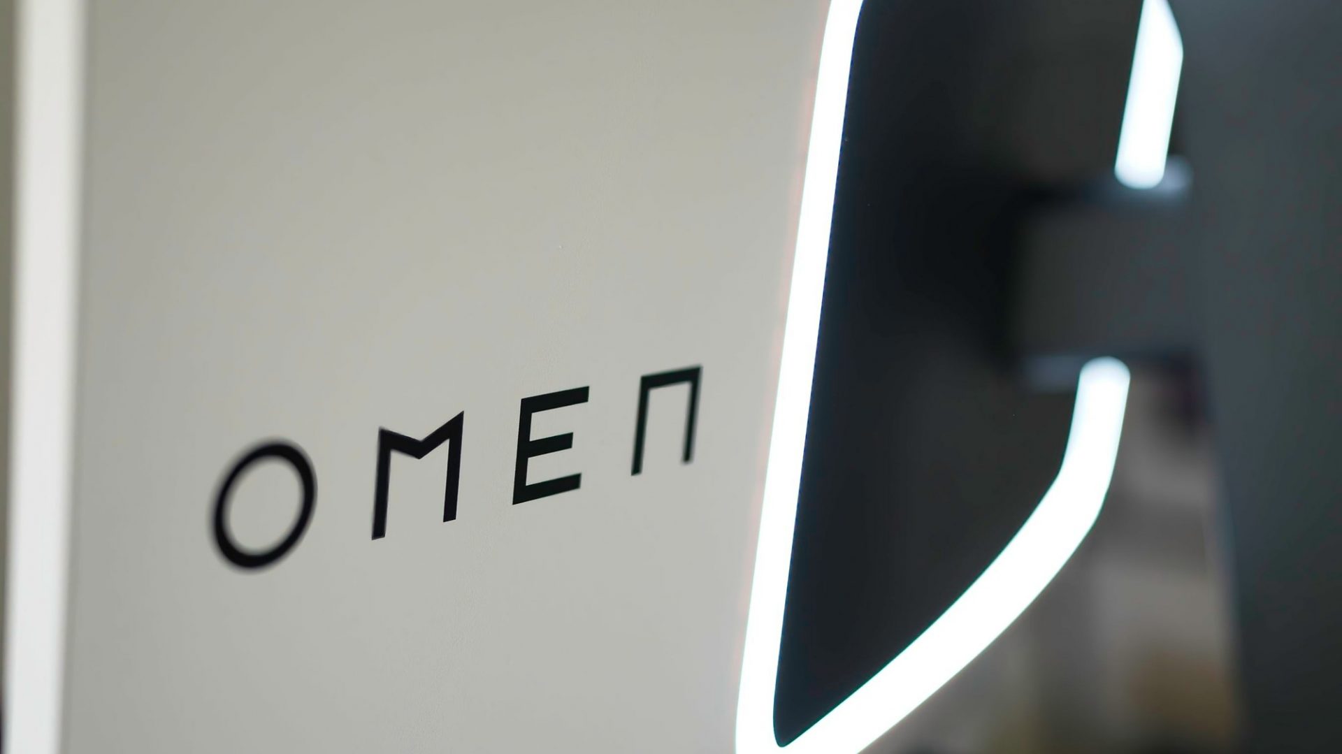 HP Omen Transcend 32