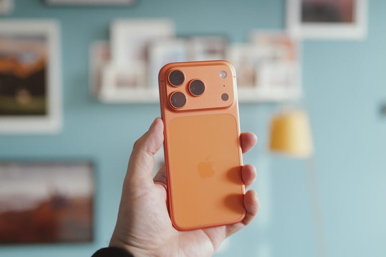 Как я перекрашивал iPhone 17 из Cosmic Orange в розовый картинка Смартфон iPhone 17: химические эксперименты с цветом
