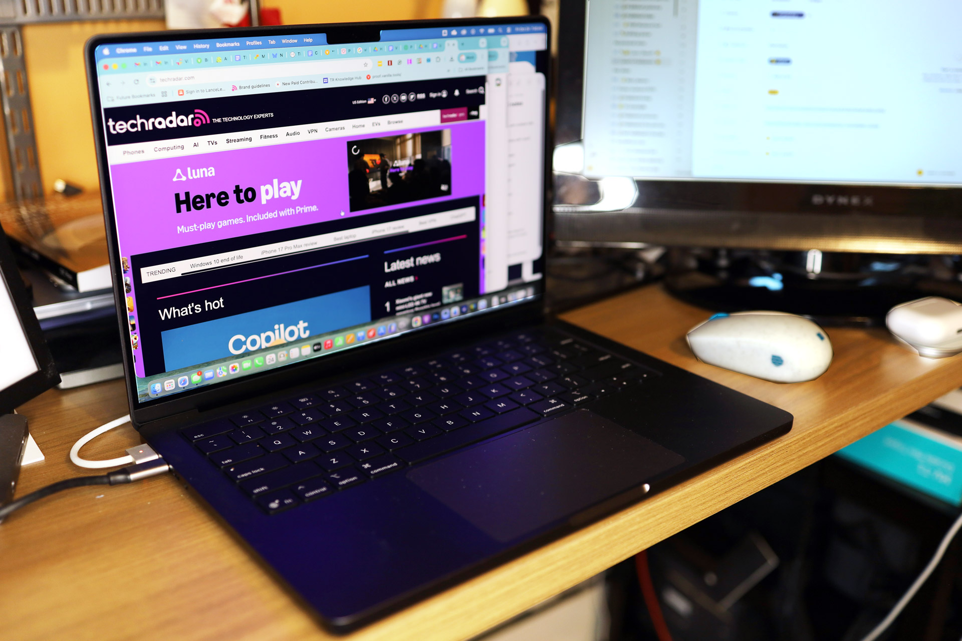 Ноутбук MacBook Pro 14 M5: вкладки Chrome и Photoshop