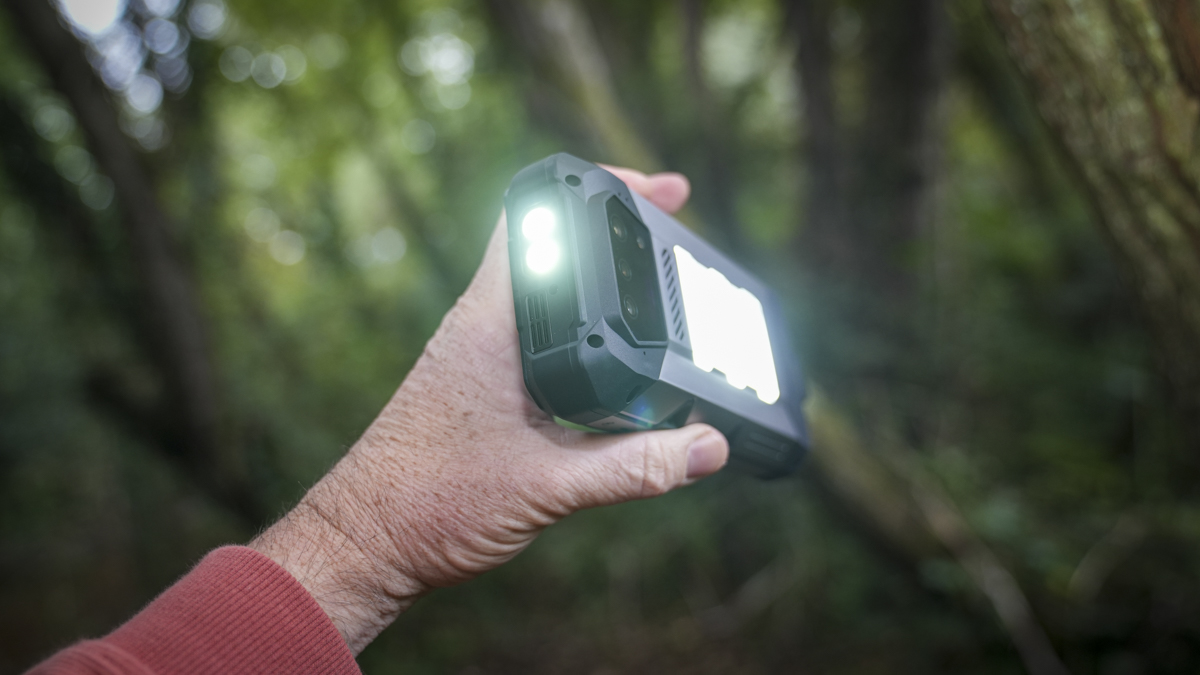 Обзор 8849 Hike — защищённый смартфон с мощным фонарём