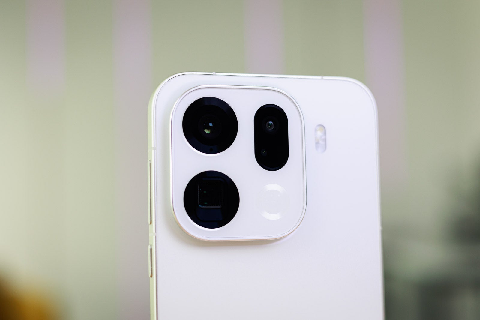 Обзор Oppo Find X9 Pro: самый необычный флагман — во всех смыслах картинка Обзор Oppo Find X9 Pro: самый необычный флагман — во всех смыслах