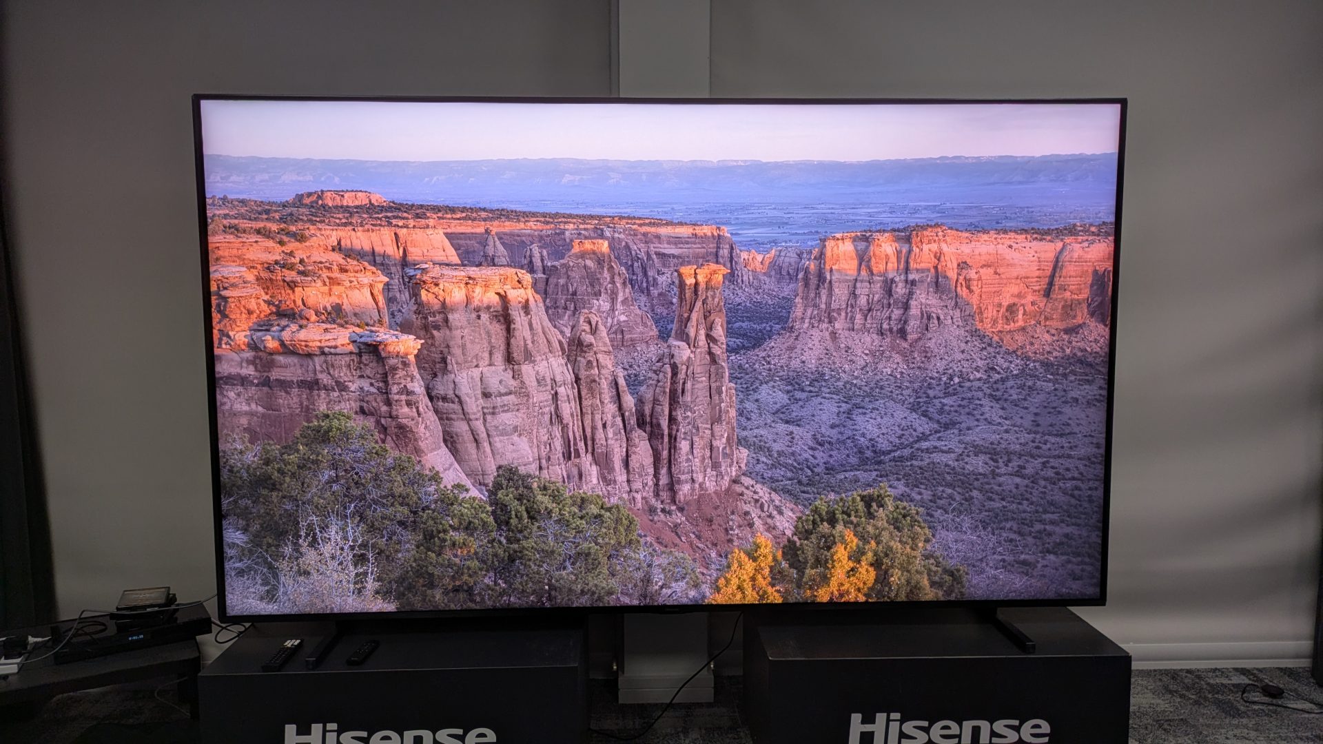 Hisense 116UX