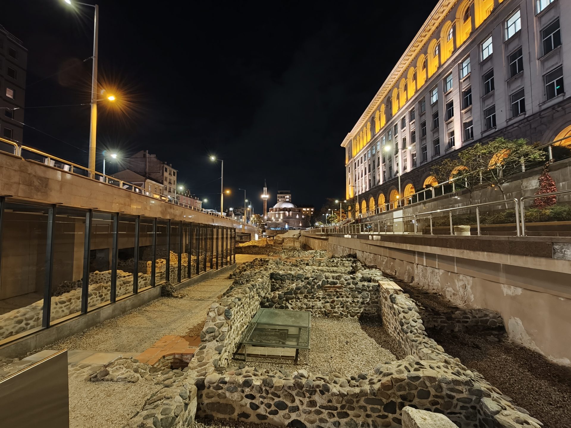 Обзор Oppo Find X9 Pro: камерофон высокого класса картинка Обзор комплекта телеконвертеров Oppo Hasselblad Наряду с Find X9 Pro компания Oppo также выпустила комплект телеконвертера Oppo Hasselblad — набор аксессуаров для увеличения телеобъектива смартфона. Мы видели аналогичное дополнение от vivo для X200 Ultra, а теперь и для серии X300, и Oppo присоединяется к гонке за увеличением зума. Однако есть несколько отличий — как в аппаратном обеспечении, так и в программной реализации. Обзор Oppo Find X9 Pro В основе решения Oppo лежит тонкая арамидная защелкивающаяся крышка, обеспечивающая точку крепления. Это гораздо более компактный и менее заметный чехол, чем тот, что предлагает vivo. По сути, это решение, состоящее из трех частей: самой задней крышки, металлической пластины для крепления и собственно телеобъектива (нам больше нравится называть его «удлинителем», а не «телеконвертером»). Дело в том, что в исполнении Oppo пластина закрывает две другие камеры, поэтому, если вы отсоедините дополнительный объектив, две другие камеры останутся закрытыми. Конечно, вы можете снять всю пластину с прикреплённым к ней объективом, но тогда вы не сможете надеть на объектив заднюю крышку, и задний элемент останется незащищённым в вашей сумке. Обзор Oppo Find X9 Pro Передняя крышка объектива тоже не совсем продумана: её нужно сжимать снаружи, хотя выглядит она так, будто её нужно зажать. Кроме того, на неё нельзя надёжно установить объектив, что уже становится настоящей проблемой. С одной стороны, она более «премиальная», чем простая крышка с фрикционным креплением на удлинителе vivo/Zeiss. В комплект также входит неоправданно большой и тяжёлый штатив. Объектив обеспечивает 3,28-кратное увеличение по сравнению с 70-миллиметровым эквивалентным фокусным расстоянием телеобъектива телефона, что в сумме составляет 230 мм. Сам объектив весит 167 г, а в сборе с корпусом и пластиной — 213 г (с передней крышкой), а полная комплектация с телефоном весит 437 г (без увесистого штативного кольца весом 72 г). Комплект телеконвертера Oppo Hasselblad — обзор Oppo Find X9 Pro Комплект телеконвертера Oppo Hasselblad — обзор Oppo Find X9 Pro Комплект телеконвертера Oppo Hasselblad — обзор Oppo Find X9 Pro Комплект телеконвертеров Oppo Hasselblad Программная реализация имеет ряд недостатков, но в целом ею можно пользоваться. Во-первых, «Hasselblad Teleconverter» — слишком длинное название для режима, которое занимает место в карусели режимов. Другое дело, что это в первую очередь режим. Внутри него у вас есть переключаемый интерфейс между полностью автоматическими режимами съёмки фото и видео, но вы не можете, например, использовать Extender в режиме Pro с его ручным управлением (если, конечно, вы не готовы мириться с перевёрнутым изображением, которое он обеспечивает, и не использовать режим телеконвертера). В vivo X200 Ultra была реализована такая же функция, но в X300s телеконвертер стал переключателем в видоискателе, доступным для любого режима. Это гораздо более универсальный подход. В любом случае вы получаете три предустановленных уровня масштабирования: исходное 10-кратное, а также 20-кратное и 40-кратное. Обзор Oppo Find X9 Pro Комплект телеконвертеров Oppo Hasselblad Мы сделали несколько пробных снимков с телеконвертером, и при исходном фокусном расстоянии качество просто потрясающее. Мы уже говорили, что являемся поклонниками камеры, которая делает эти снимки, и телеконвертер легко соответствует тем же высоким стандартам. Нужно помнить, что глубина резкости довольно малая, поэтому даже при съёмке относительно удалённых объектов рекомендуется снимать с дополнительным вниманием к объекту съёмки и, возможно, наводить на него камеру, чтобы убедиться. Образцы дневного света, телеконвертер, 10x — f/2.1, ISO 50, 1/465 с — обзор Oppo Find X9 Pro Образцы дневного света, телеконвертер, 10x — f/2.1, ISO 50, 1/264 с — обзор Oppo Find X9 Pro Образцы дневного света, телеконвертер, 10x — f/2.1, ISO 50, 1/200 с — обзор Oppo Find X9 Pro Образцы дневного света, телеконвертер, 10x — f/2.1, ISO 100, 1/200 с — обзор Oppo Find X9 Pro Образцы дневного света, телеконвертер, 10x — f/2.1, ISO 100, 1/200 с — обзор Oppo Find X9 Pro Образцы дневного света, телеконвертер, 10x — f/2.1, ISO 64, 1/200 с — обзор Oppo Find X9 Pro Образцы дневного света, телеконвертер, 10x — f/2.1, ISO 80, 1/200 с — обзор Oppo Find X9 Pro Образцы дневного света, телеконвертер, 10x — f/2.1, ISO 125, 1/200 с — обзор Oppo Find X9 Pro Образцы дневного света, телеконвертер, 10x Хотя минимальное расстояние фокусировки заметно увеличивается по сравнению с использованием телеобъектива телефона (113 см от телефона до объекта съёмки против 9 см), вы всё равно можете делать отличные снимки крупным планом, держась на безопасном расстоянии от того, что снимаете. Вряд ли эти растения могут огрызнуться в ответ. Образцы дневного света, телеконвертер, 10x, макросъёмка — f/2.1, ISO 64, 1/200 с — обзор Oppo Find X9 Pro Образцы дневного света, телеконвертер, 10x, макросъёмка — f/2.1, ISO 64, 1/200 с — обзор Oppo Find X9 Pro Образцы дневного света, телеконвертер, 10x, макросъёмка — f/2.1, ISO 50, 1/206 с — обзор Oppo Find X9 Pro Образцы дневного света, телеконвертер, 10x, макросъёмка — f/2.1, ISO 160, 1/200 с — обзор Oppo Find X9 Pro Образцы дневного света, телеконвертер, 10x, крупные планы Если вернуться к съёмке удалённых объектов, то при 20-кратном увеличении (или эквивалентном фокусном расстоянии 460 мм) изображение становится немного размытым, но всё ещё пригодным для использования. Образцы дневного света, телеконвертер, 20x — f/2.1, ISO 50, 1/456 с — обзор Oppo Find X9 Pro Образцы дневного света, телеконвертер, 20x — f/2.1, ISO 50, 1/301 с — обзор Oppo Find X9 Pro Образцы дневного света, телеконвертер, 20x — f/2.1, ISO 50, 1/115 с — обзор Oppo Find X9 Pro Образцы дневного света, телеконвертер, 20x — f/2.1, ISO 50, 1/125 с — обзор Oppo Find X9 Pro Образцы дневного света, телеконвертер, 20x — f/2.1, ISO 50, 1/143 с — обзор Oppo Find X9 Pro Образцы дневного света, телеконвертер, 20x — f/2.1, ISO 50, 1/182 с — обзор Oppo Find X9 Pro Образцы дневного света, телеконвертер, 20x — f/2.1, ISO 50, 1/242 с — обзор Oppo Find X9 Pro Образцы дневного света, телеконвертер, 20x — f/2.1, ISO 50, 1/144 с — обзор Oppo Find X9 Pro Образцы дневного света, телеконвертер, 20x 40-кратный зум — это уже перебор. Скорее всего, вам и в голову не придёт попробовать увеличить изображение в 12 раз с помощью 3-кратной камеры, а если и придёт, то вы не будете ожидать чудес. То же самое и с 10-кратным экстендером при 40-кратном увеличении. Образцы дневного света, телеконвертер, 40x — f/2.1, ISO 50, 1/365 с — обзор Oppo Find X9 Pro Образцы дневного света, телеконвертер, 40x — f/2.1, ISO 50, 1/282 с — обзор Oppo Find X9 Pro Образцы дневного света, телеконвертер, 40x — f/2.1, ISO 50, 1/131 с — обзор Oppo Find X9 Pro Образцы дневного света, телеконвертер, 40x — f/2.1, ISO 50, 1/107 с — обзор Oppo Find X9 Pro Образцы дневного света, телеконвертер, 40x — f/2.1, ISO 50, 1/131 с — обзор Oppo Find X9 Pro Образцы дневного света, телеконвертер, 40x — f/2.1, ISO 50, 1/157 с — обзор Oppo Find X9 Pro Образцы дневного света, телеконвертер, 40x — f/2.1, ISO 50, 1/248 с — обзор Oppo Find X9 Pro Образцы дневного света, телеконвертер, 40x — f/2.1, ISO 64, 1/100 с — обзор Oppo Find X9 Pro Образцы дневного света, телеконвертер, 40x Хотя в самом телефоне нет прямого перехода к 10-кратному увеличению (по крайней мере, в этой версии программного обеспечения — Oppo любит вносить небольшие изменения в этом отношении), вы всегда можете увеличить масштаб до 10 раз для сравнения. Нам не нужно говорить вам, какие снимки выглядят лучше. Сравнение при дневном свете, 10-кратное увеличение: телеконвертер — f/2.1, ISO 50, 1/465 с — обзор Oppo Find X9 Pro Сравнение при дневном свете, 10-кратное увеличение: только телефон — f/2.1, ISO 50, 1/609 с — обзор Oppo Find X9 Pro Сравнение при дневном свете, 10-кратное увеличение: телеконвертер — f/2.1, ISO 50, 1/264 с — обзор Oppo Find X9 Pro Сравнение при дневном свете, 10-кратное увеличение: только телефон — f/2.1, ISO 50, 1/334 с — обзор Oppo Find X9 Pro Сравнение при дневном свете, 10-кратное увеличение: телеконвертер — f/2.1, ISO 100, 1/200 с — обзор Oppo Find X9 Pro Сравнение при дневном свете, 10-кратное увеличение: только телефон — f/2.1, ISO 50, 1/184 с — обзор Oppo Find X9 Pro Сравнение при дневном свете, 10-кратное увеличение: телеконвертер — f/2.1, ISO 125, 1/200 с — обзор Oppo Find X9 Pro Сравнение при дневном свете, 10-кратное увеличение: только телефон — f/2.1, ISO 50, 1/164 с — обзор Oppo Find X9 Pro Сравнение дневного света, 10-кратное увеличение: телеконвертер • только для телефона Телеконвертер отлично работает и в темноте, особенно при 10-кратном увеличении. Однако найти объекты для съёмки может быть непросто, и всегда лучше не вступать в конфликт с сотрудниками службы безопасности в правительственных зданиях, которые вы фотографируете в нерабочее время. Снимки при слабом освещении, телеконвертер, 10x — f/2.1, ISO 4000, 1/17 с — обзор Oppo Find X9 Pro Снимки при слабом освещении, телеконвертер, 10x — f/2.1, ISO 5000, 1/19 с — обзор Oppo Find X9 Pro Снимки при слабом освещении, телеконвертер, 10x — f/2.1, ISO 4000, 1/13 с — обзор Oppo Find X9 Pro Снимки при слабом освещении, телеконвертер, 10x — f/2.1, ISO 4000, 1/13 с — обзор Oppo Find X9 Pro Снимки при слабом освещении, телеконвертер, 10x — f/2.1, ISO 4000, 1/14 с — обзор Oppo Find X9 Pro Снимки при слабом освещении, телеконвертер, 10x — f/2.1, ISO 6400, 1/11 с — обзор Oppo Find X9 Pro Снимки при слабом освещении, телеконвертер, 10x — f/2.1, ISO 4000, 1/14 с — обзор Oppo Find X9 Pro Снимки при слабом освещении, телеконвертер, 10x — f/2.1, ISO 4000, 1/20 с — обзор Oppo Find X9 Pro Образцы при слабом освещении, телеконвертер, 10x Снимки при слабом освещении, телеконвертер, 20x — f/2.1, ISO 6400, 1/11 с — обзор Oppo Find X9 Pro Снимки при слабом освещении, телеконвертер, 20x — f/2.1, ISO 4000, 1/20 с — обзор Oppo Find X9 Pro Снимки при слабом освещении, телеконвертер, 20x — f/2.1, ISO 4000, 1/13 с — обзор Oppo Find X9 Pro Снимки при слабом освещении, телеконвертер, 20x — f/2.1, ISO 2500, 1/14 с — обзор Oppo Find X9 Pro Образцы при слабом освещении, телеконвертер, 20x Снимки при слабом освещении, телеконвертер, 40x — f/2.1, ISO 6400, 1/12 с — обзор Oppo Find X9 Pro Снимки при слабом освещении, телеконвертер, 40x — f/2.1, ISO 2000, 1/20 с — обзор Oppo Find X9 Pro Снимки при слабом освещении, телеконвертер, 40x — f/2.1, ISO 4000, 1/14 с — обзор Oppo Find X9 Pro Снимки при слабом освещении, телеконвертер, 40x — f/2.1, ISO 4000, 1/20 с — обзор Oppo Find X9 Pro Образцы при слабом освещении, телеконвертер, 40x Опять же, если вы снимаете ночью с помощью телеконвертера, то получите более детализированное, резкое и чёткое изображение по сравнению со съёмкой на обычный телефон с таким же уровнем увеличения.