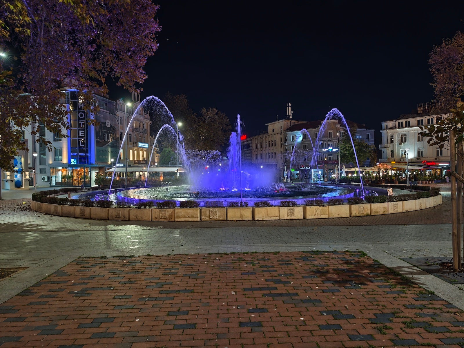 Vivo X300 Pro против Galaxy S25 Ultra: битва камер картинка Vivo X300 Pro против Galaxy S25 Ultra