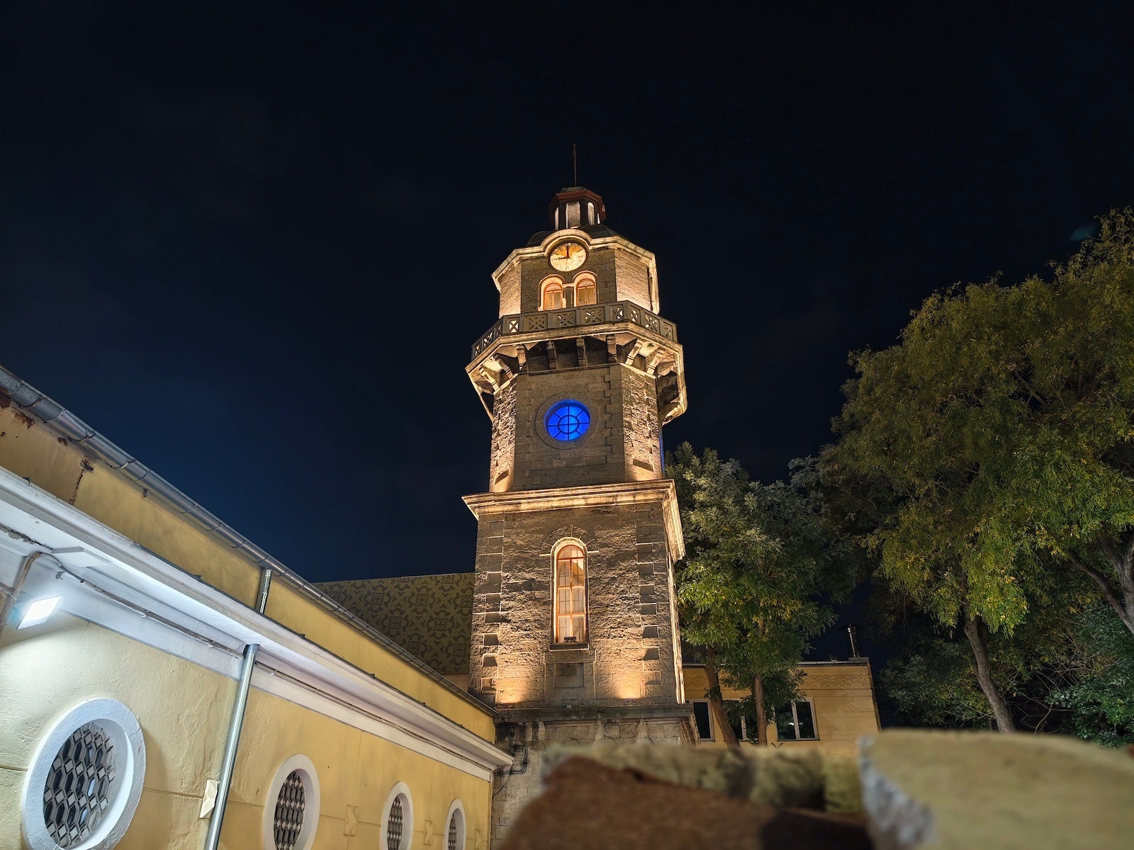 Vivo X300 Pro против Galaxy S25 Ultra: битва камер картинка Vivo X300 Pro против Galaxy S25 Ultra