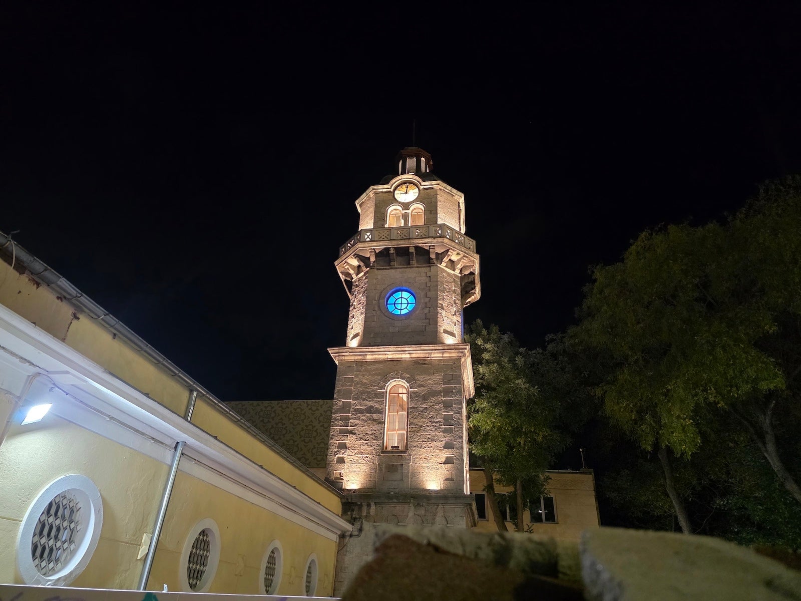 Vivo X300 Pro против Galaxy S25 Ultra: битва камер картинка Vivo X300 Pro против Galaxy S25 Ultra