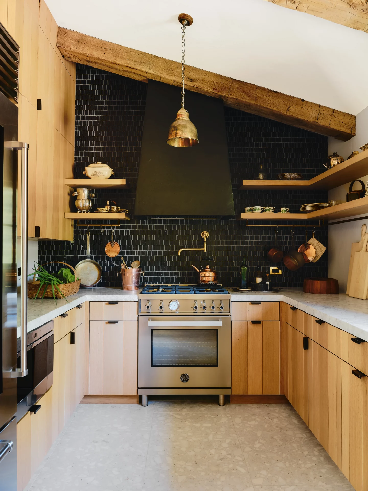 33 идеи современных кухонь, которые не захочется прятать за закрытыми дверями картинка 33 идеи современных кухонь, которые не захочется прятать за закрытыми дверями