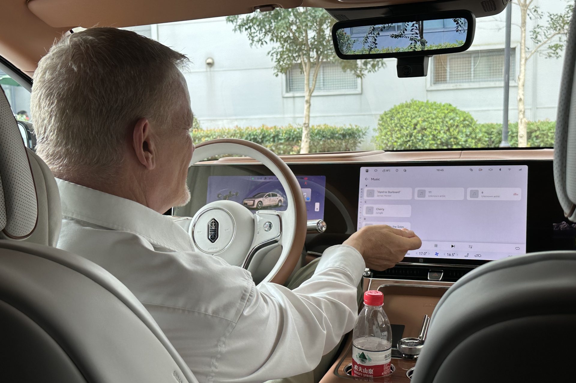 Заголовок: Звуковая революция: 43 динамика Huawei для автомобиля за $120 000