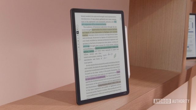 Amazon представила первую цветную модель Kindle Scribe