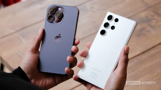 Apple-iPhone-14-Pro-Max-vs-Samsung-Galaxy-S23-Ultra-in-hand-undecided eSIM-революция: Samsung упрощает переход с iPhone на Android