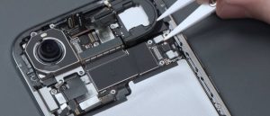 В разборке Apple iPhone Air основное внимание уделено тонким компонентам