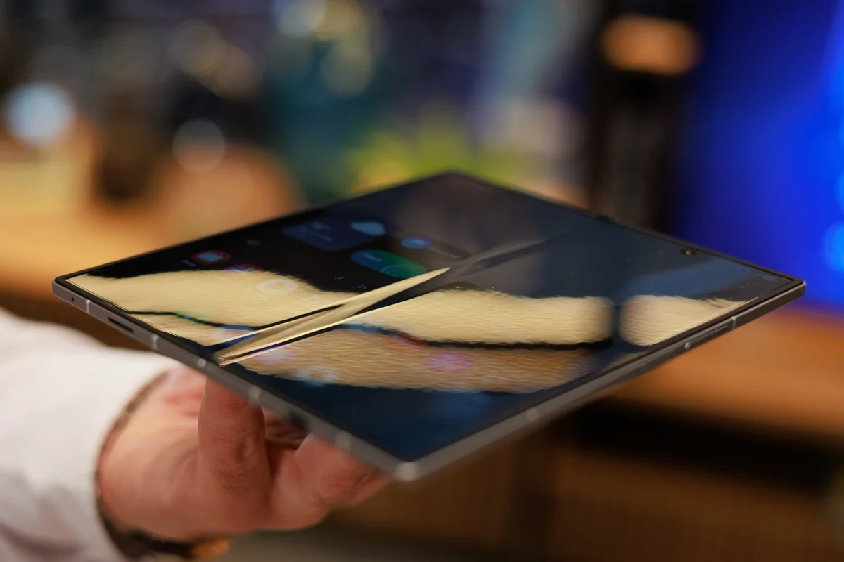 Apple снова меняет планы выход iPhone Fold могут отложить, а релиз iPhone 18 — разделить