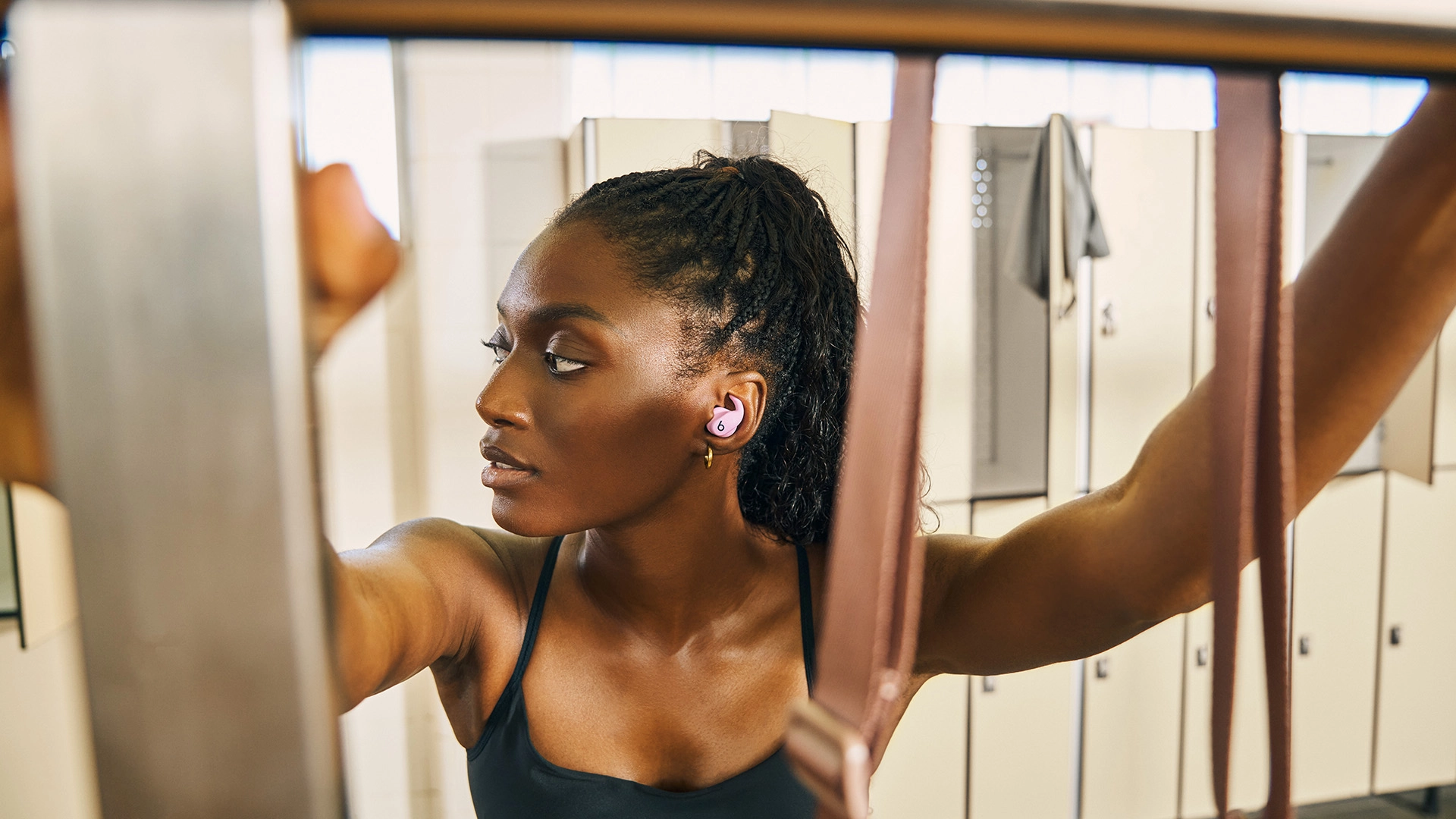 Beats наносит ответный удар: новые Powerbeats Fit созданы, чтобы вы забыли про AirPods на тренировках картинка Beats наносит ответный удар: новые Powerbeats Fit созданы, чтобы вы забыли про AirPods на тренировках