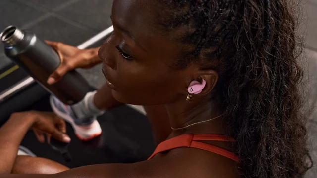 Beats наносит ответный удар новые Powerbeats Fit созданы, чтобы вы забыли про AirPods на тренировках (2) Beats наносит ответный удар: новые Powerbeats Fit созданы, чтобы вы забыли про AirPods на тренировках
