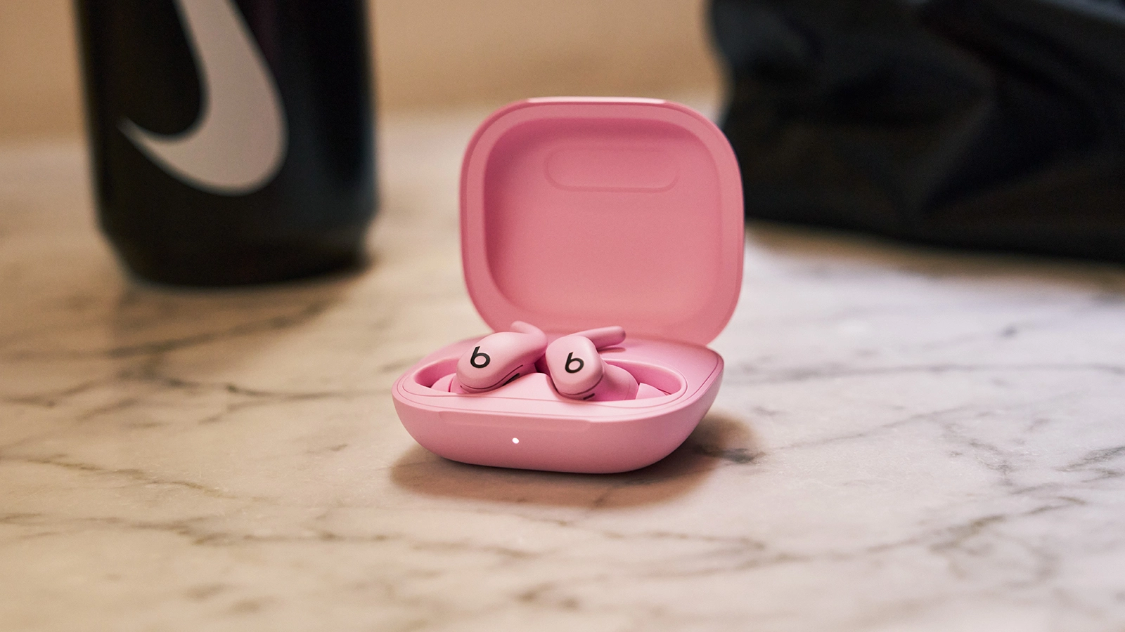 Beats наносит ответный удар: новые Powerbeats Fit созданы, чтобы вы забыли про AirPods на тренировках картинка Beats наносит ответный удар: новые Powerbeats Fit созданы, чтобы вы забыли про AirPods на тренировках