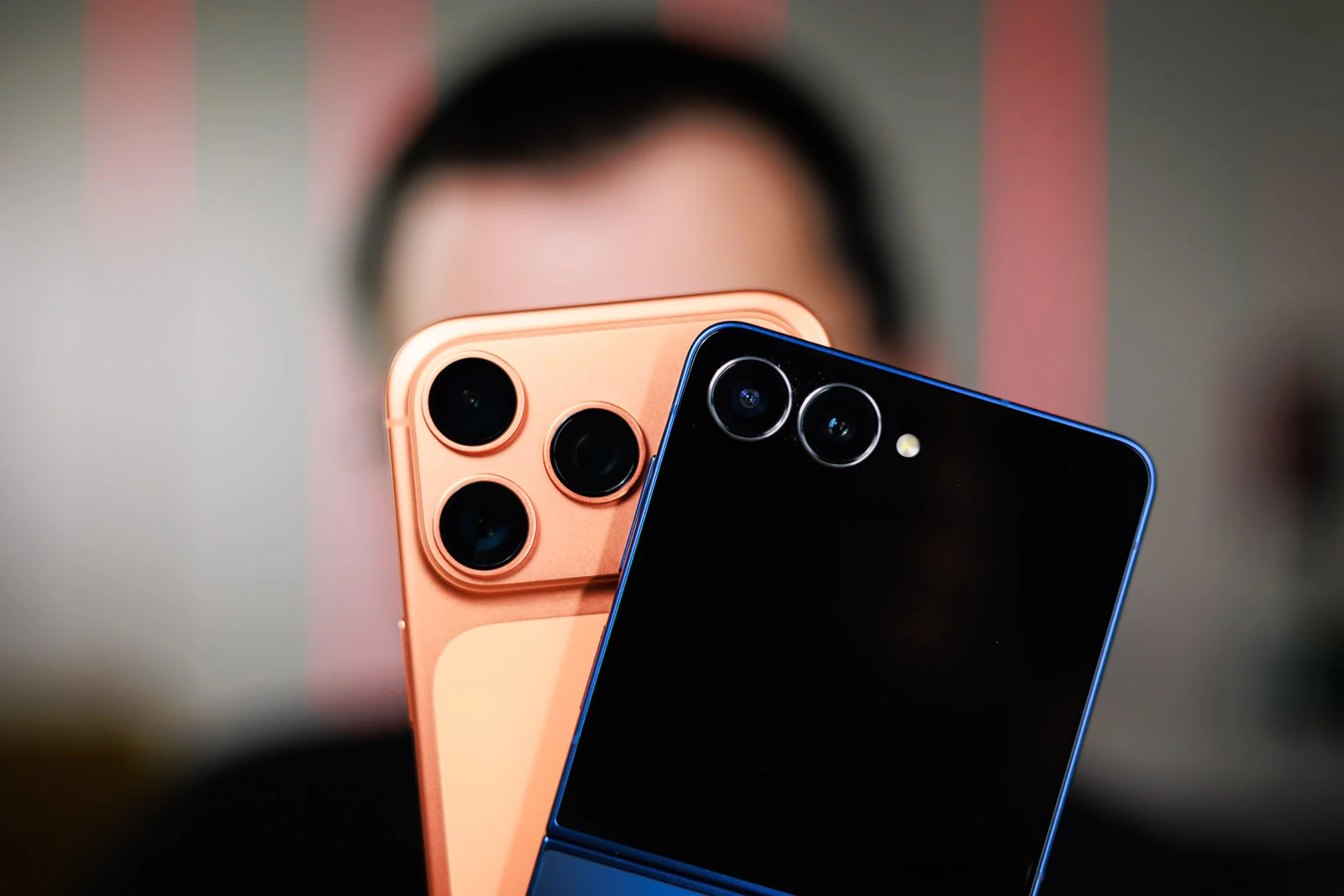 Galaxy Z Flip 7 против iPhone 17 Pro: что выгоднее купить в 2025 году?