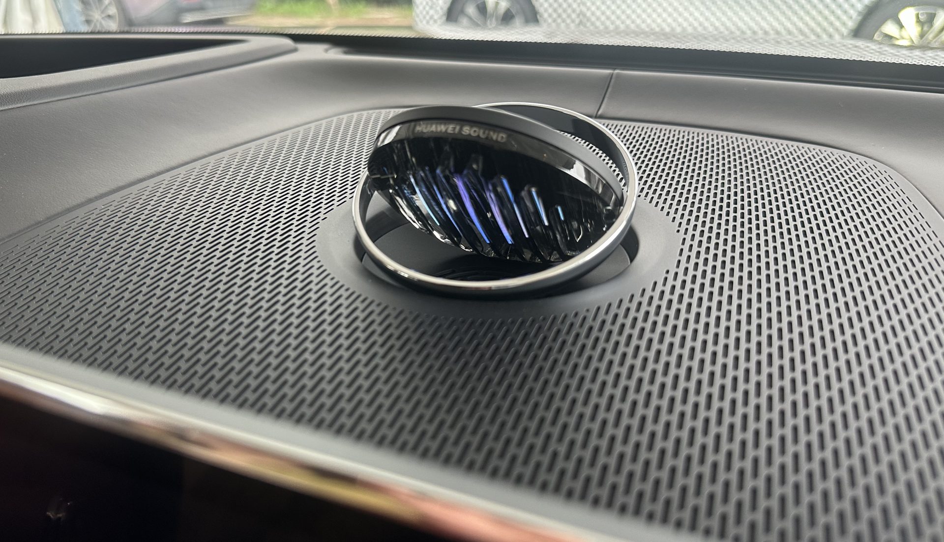 Заголовок: Звуковая революция: 43 динамика Huawei для автомобиля за $120 000