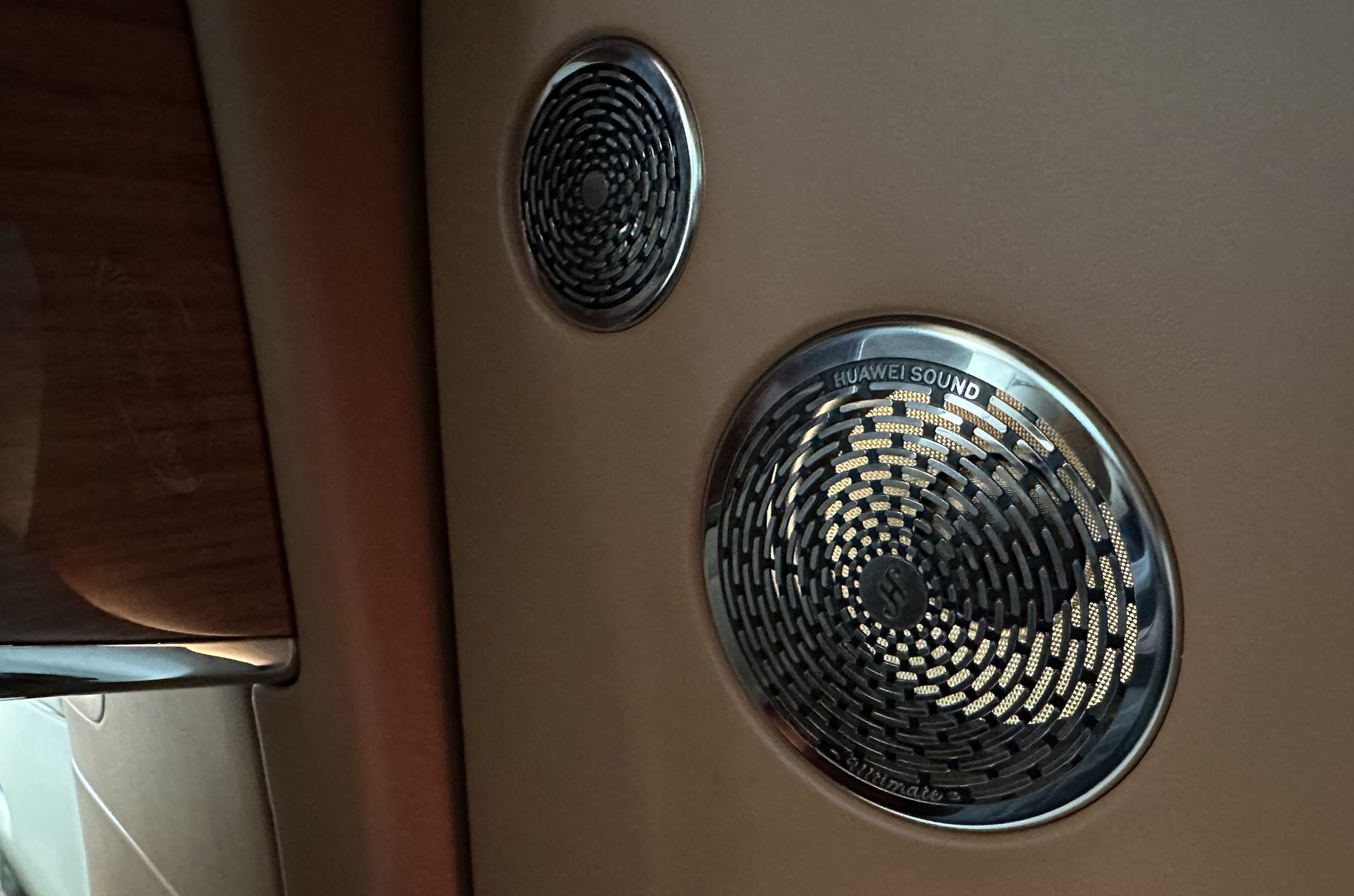 Заголовок: Звуковая революция: 43 динамика Huawei для автомобиля за $120 000