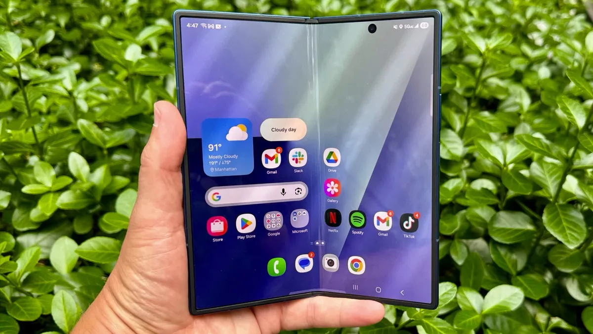 Galaxy G Fold с тремя экранами представят до конца октября