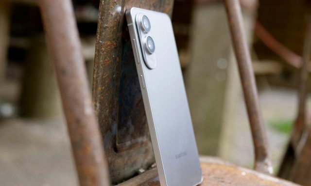 galaxy-s25-edge-metal-e1760609437234 Тонкий провал: почему Samsung свернула проект Galaxy S26 Edge