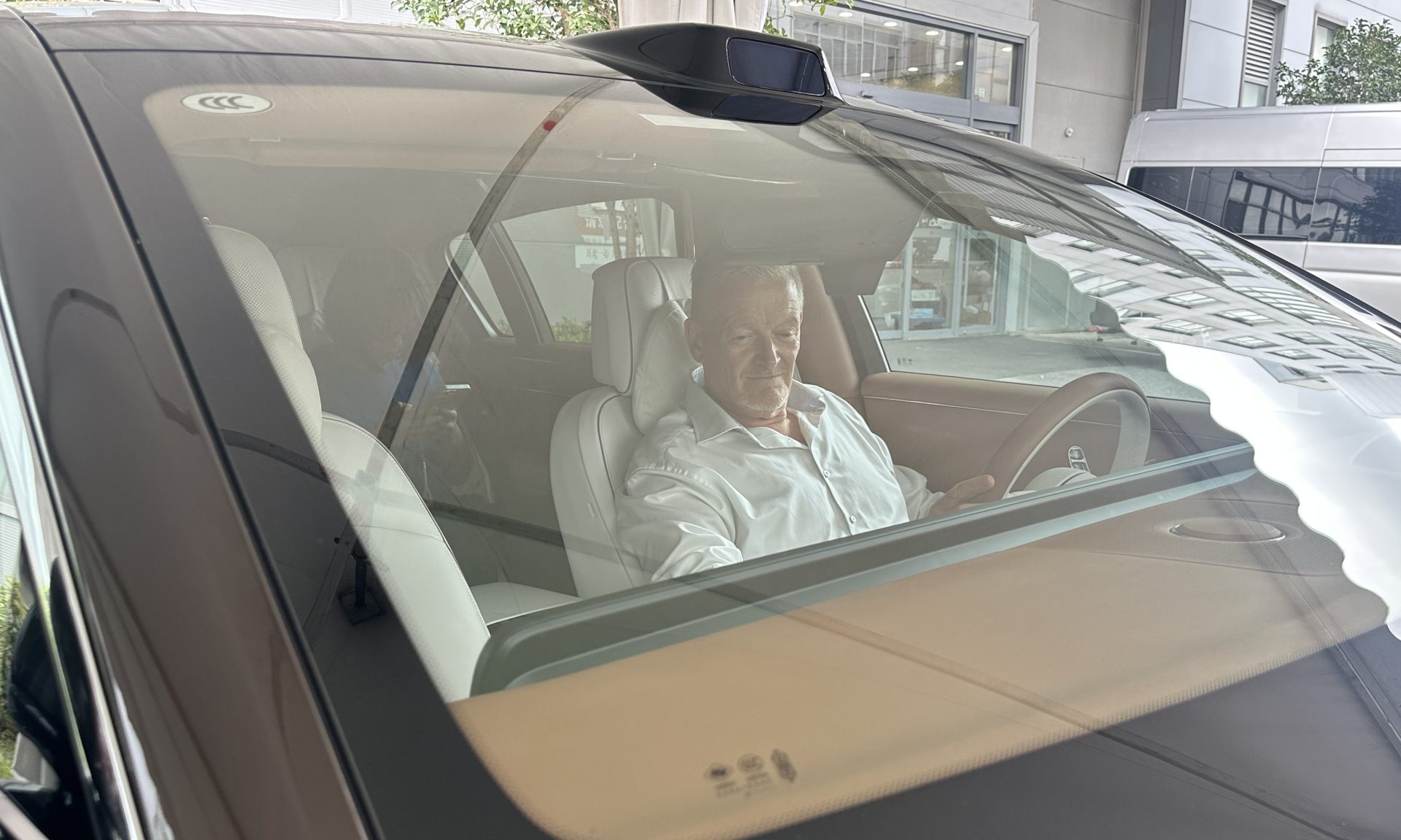 Заголовок: Звуковая революция: 43 динамика Huawei для автомобиля за $120 000