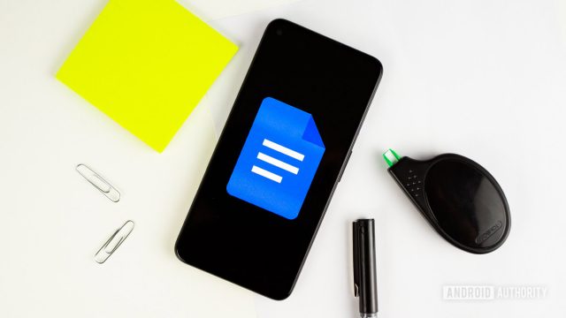 Google-Docs-logo-on-smartphone-next-to-office-gear-stock-photo-1 Пишите как профессионал с ИИ: в Google Документах появился умный помощник