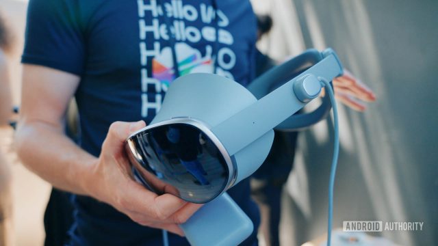Google-IO-2025-Project-Moohan-headset-in-persons-hands Samsung Galaxy XR: рендеры раскрывают дизайн очков смешанной реальности