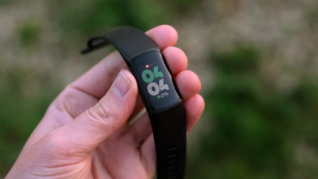 Google сдалась: легендарные фитнес-трекеры Fitbit вернутся в 2026 году