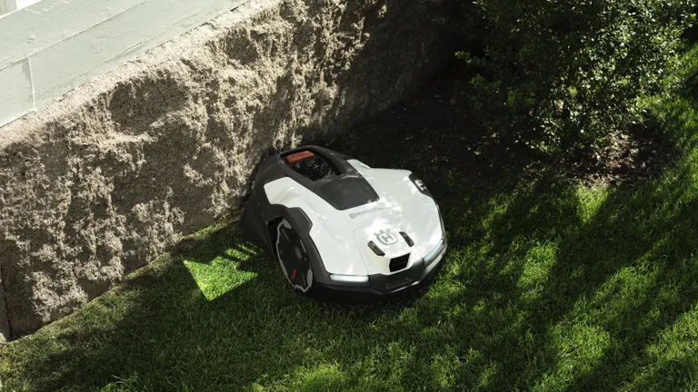 Husqvarna против сорняков: 4 робота-косилки с ИИ выходят на тропу войны картинка Husqvarna
